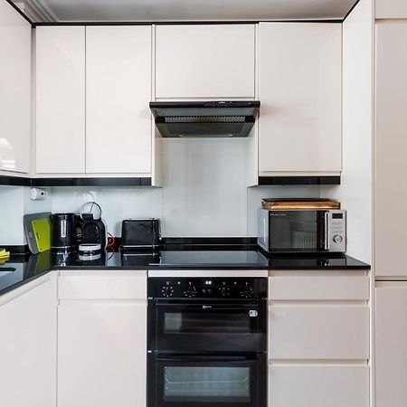 Weybridge - 2 Bed - Parking Apartment Bagian luar foto