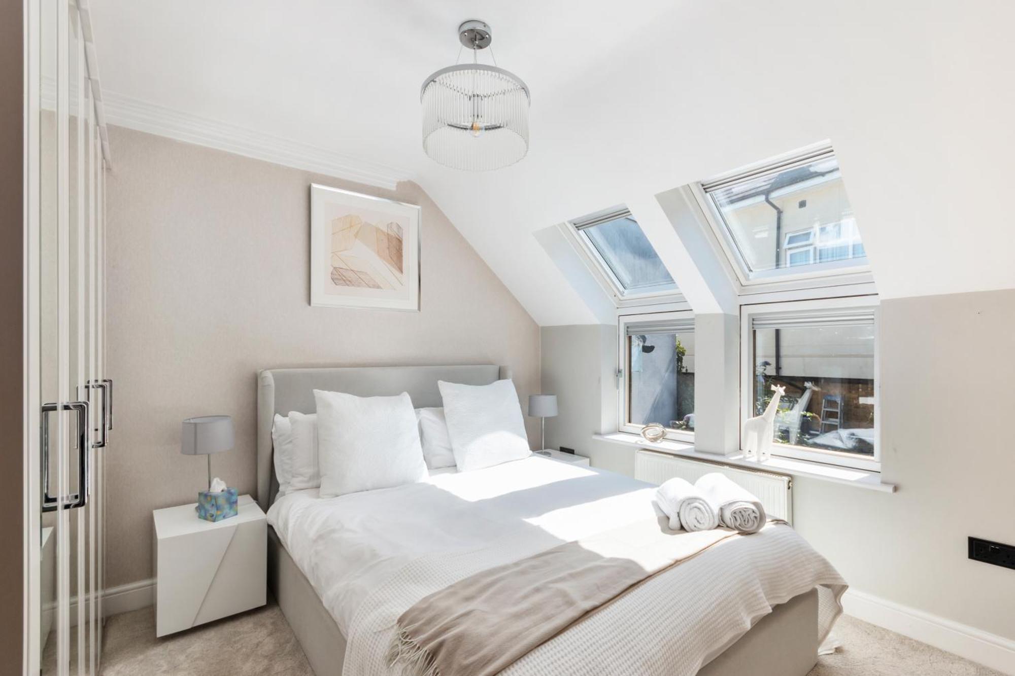 Weybridge - 2 Bed - Parking Apartment Bagian luar foto