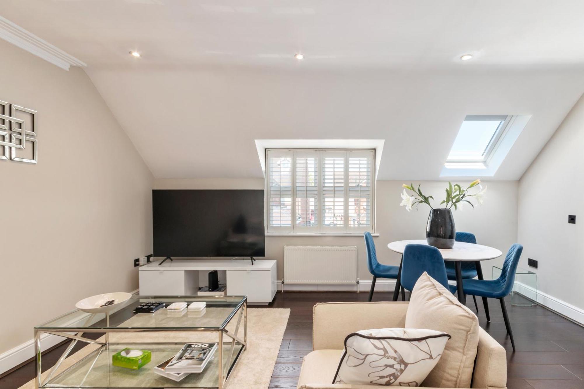 Weybridge - 2 Bed - Parking Apartment Bagian luar foto