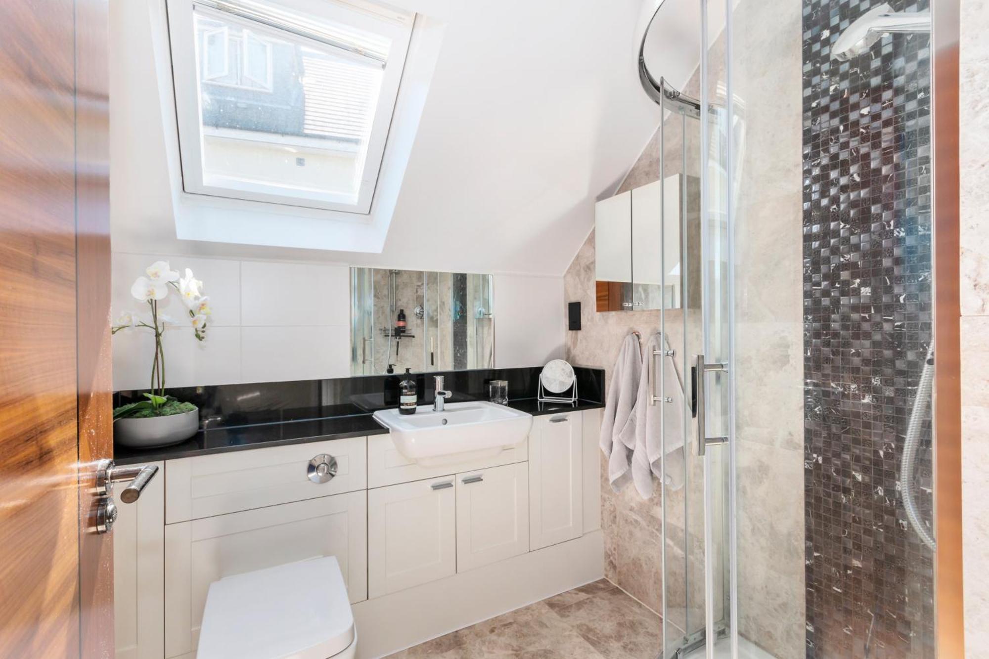 Weybridge - 2 Bed - Parking Apartment Bagian luar foto
