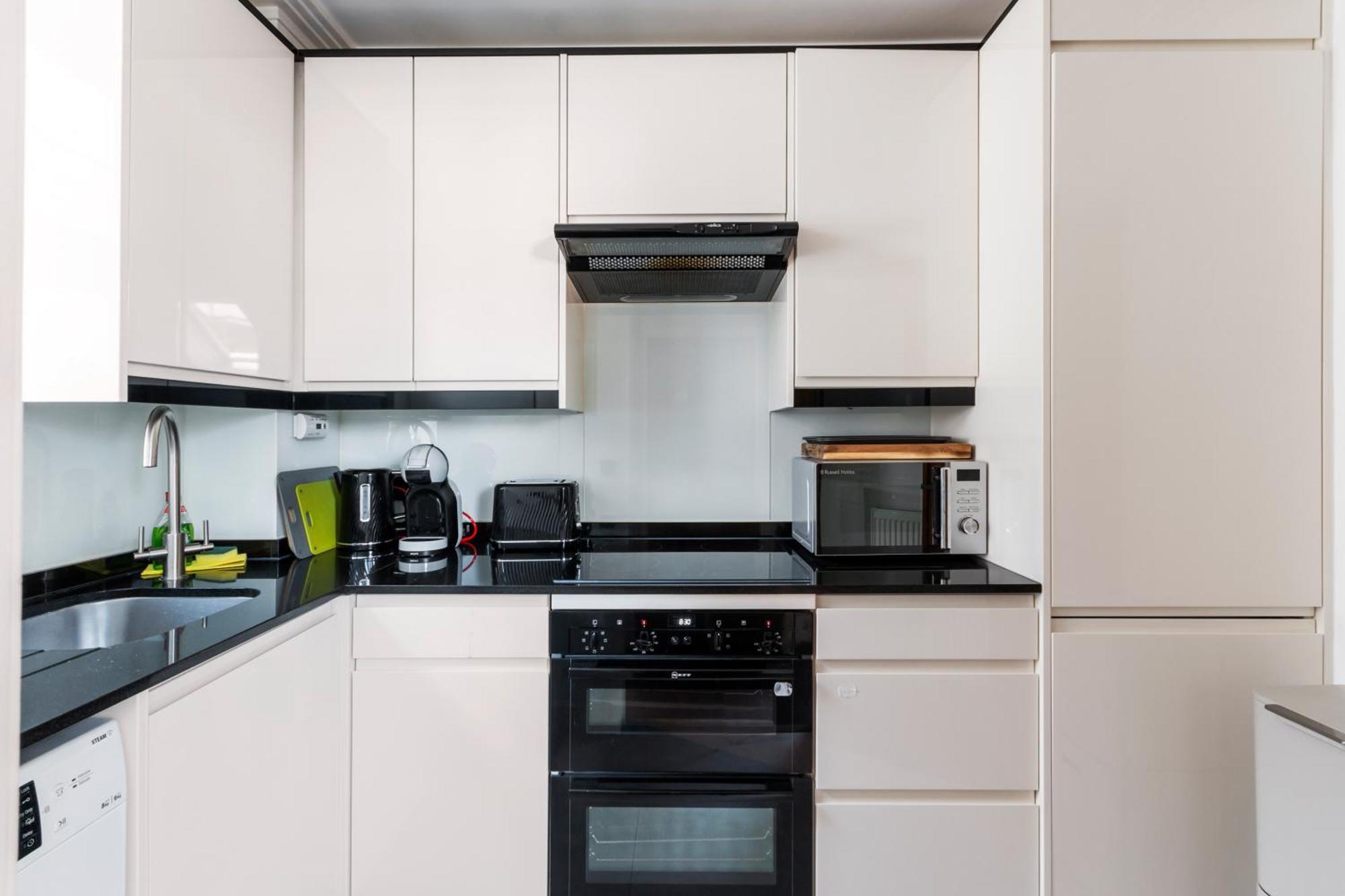 Weybridge - 2 Bed - Parking Apartment Bagian luar foto